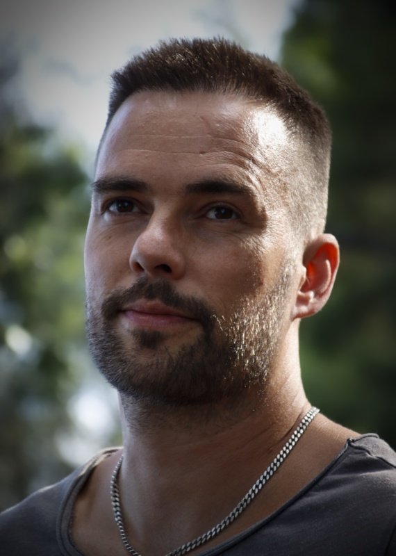 Porträtt av Michael Pettersson i naturligt ljus, fotograferat av Sofia Borg Fotografi Uddevalla.